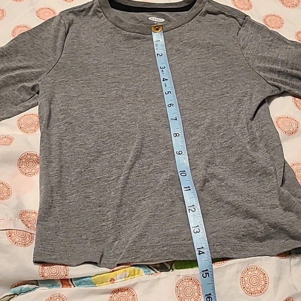 Old Navy Boys Gray Size 5 Versitile long sleeve t-shirt EUC